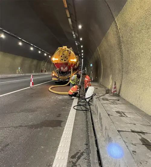 巴东隧道排水渠清淤